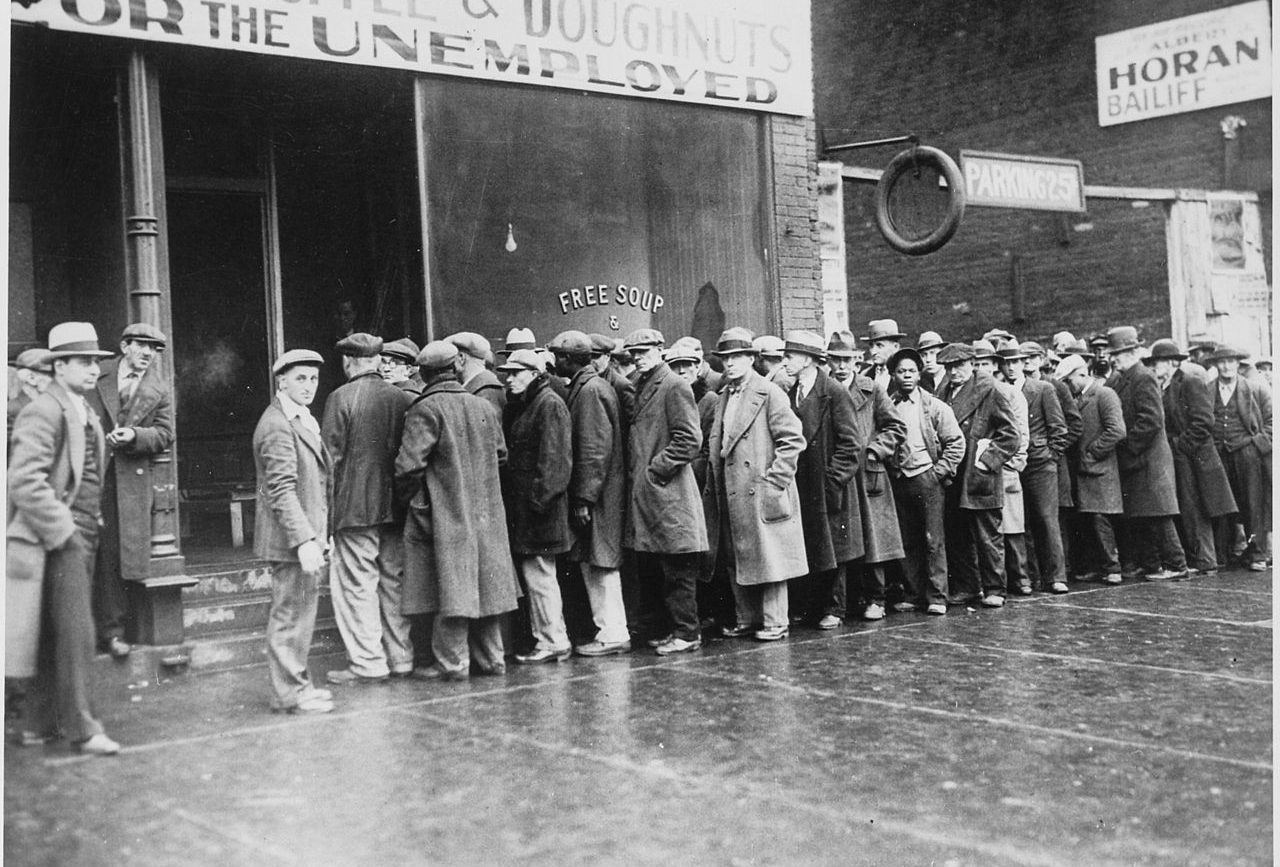 (Photo : Des chômeurs faisant la queue à Chicago en 1931, pour une soupe populaire durant la Grande Dépression. - Crédit Photo : Domaine public, U.S. National Archives and Records Administration)