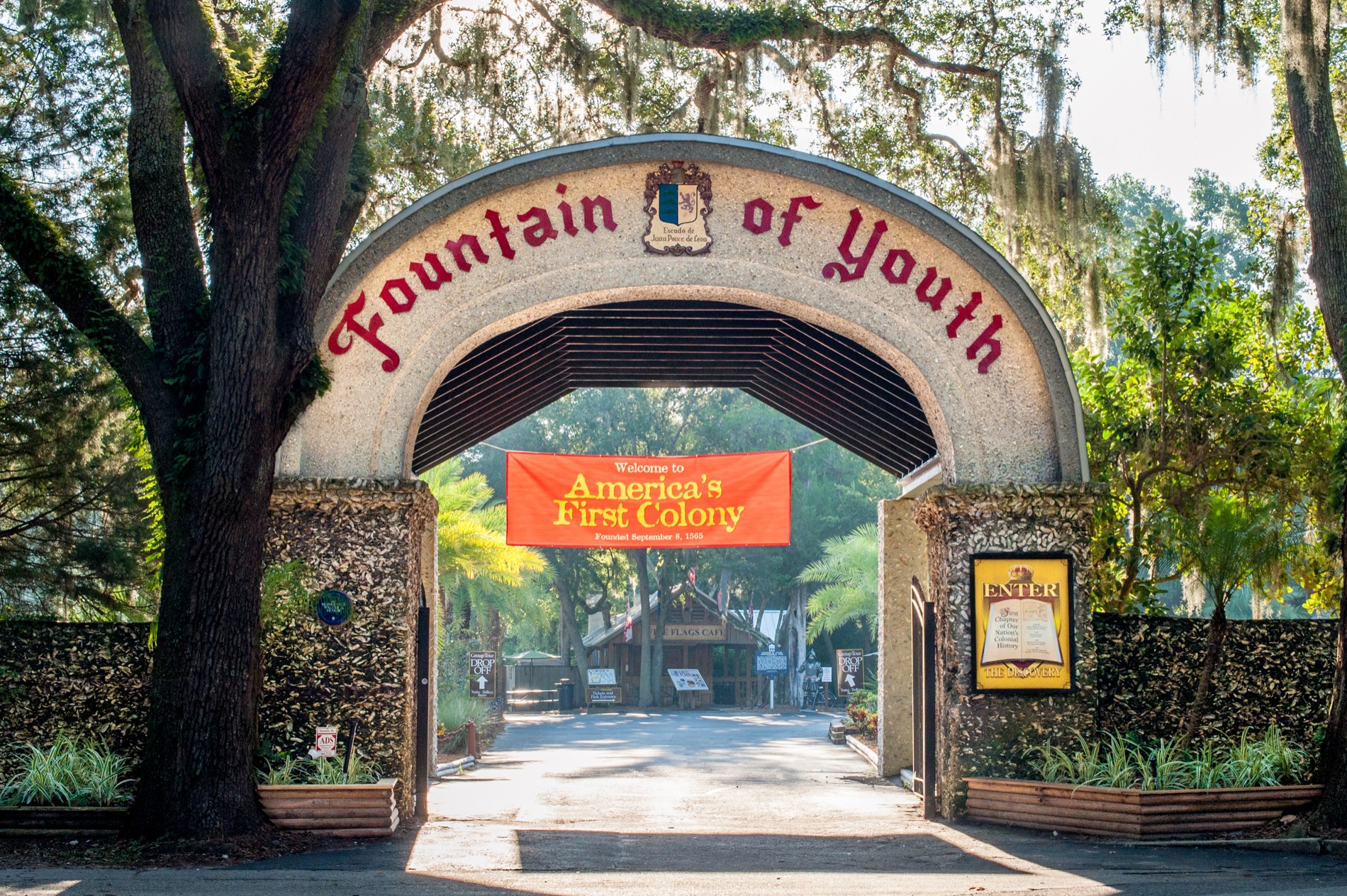 La porte d'entrée du « Fountain of Youth Archaeological Park ». Le parc est l'emplacement de l'ancien bourg de Saint-Augustine.