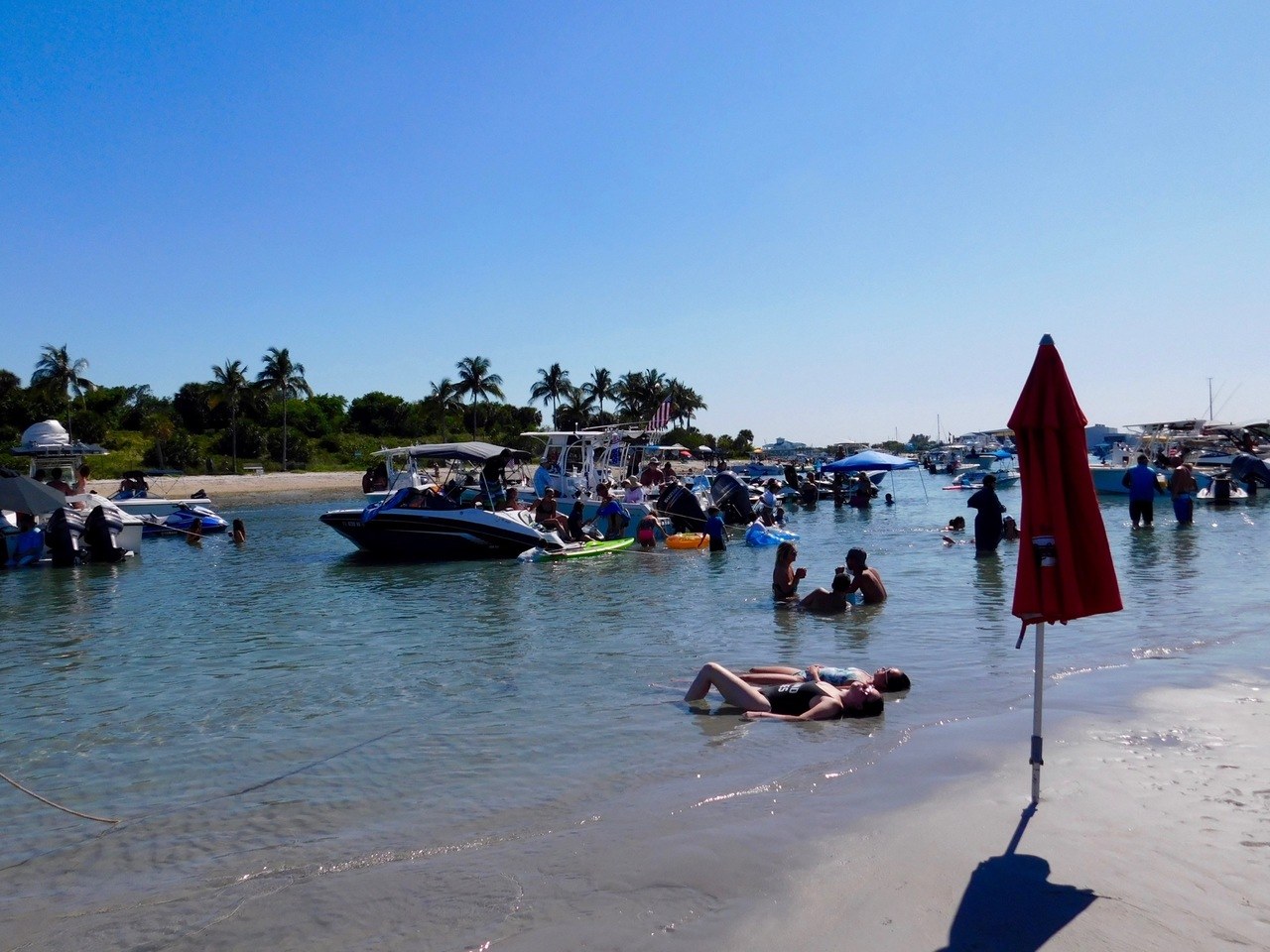 Fêtes endiablées sur la barre de sable de Peanut Island en Floride.