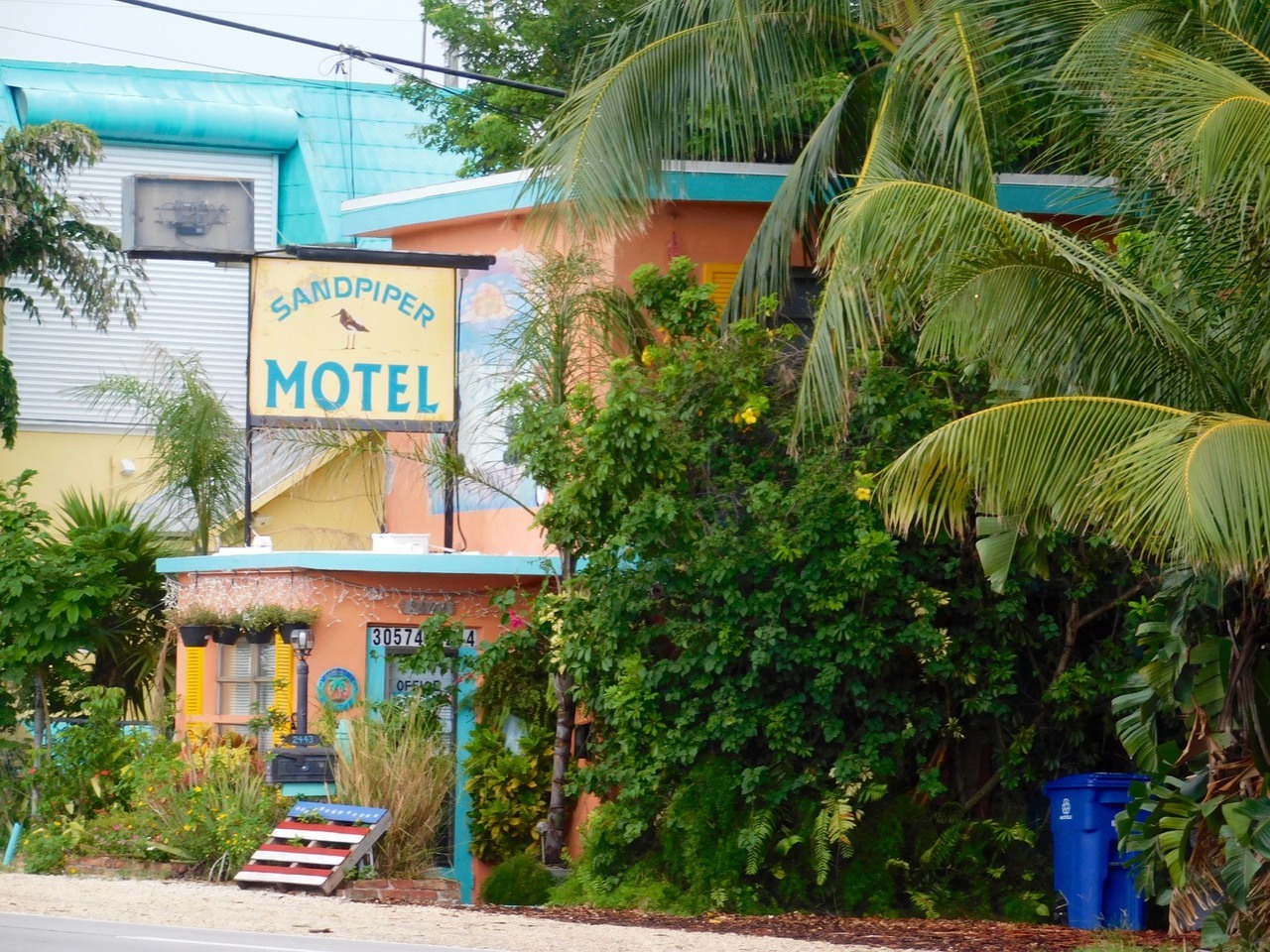 Motel coloré le long de l'Overseas Highway sur l'île de Marathon, dans les Florida Keys