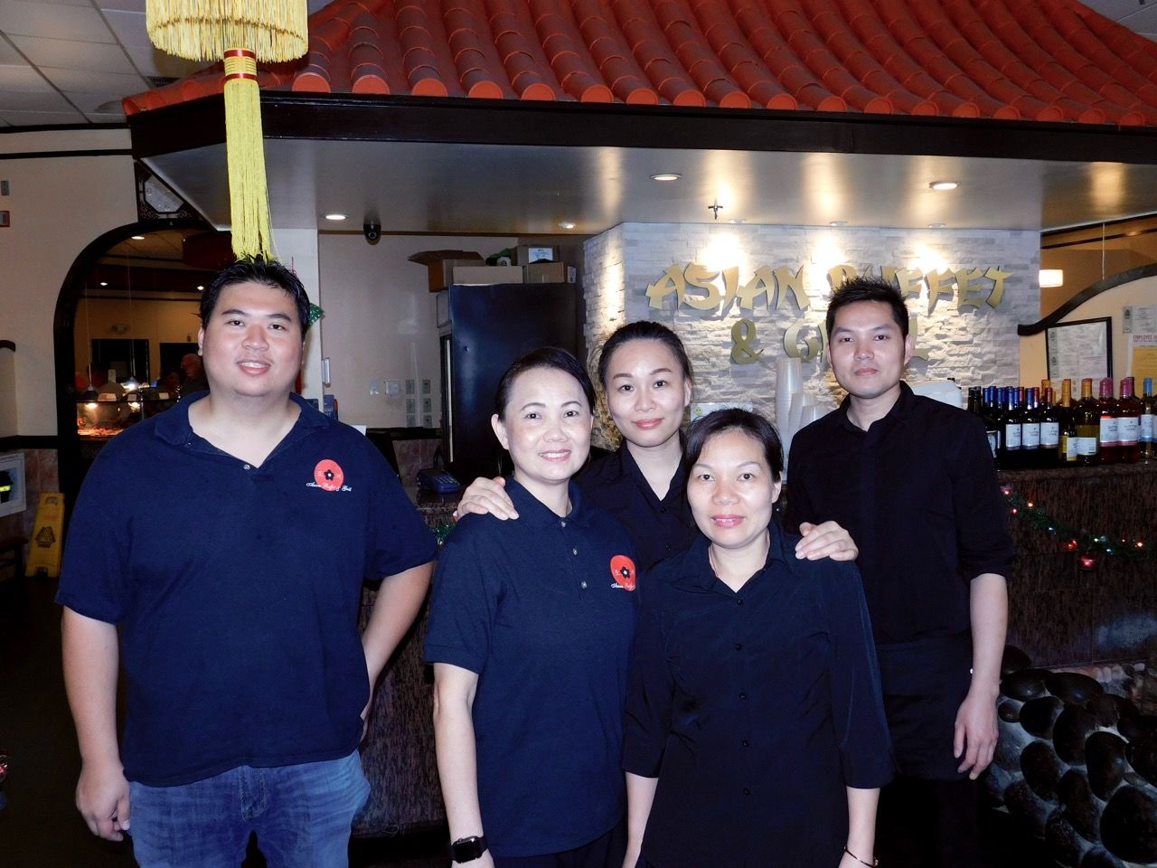 L'équipe d'Asian Buffet and Grill, restaurant chinois à Deerfield Beach et à Plantation en Floride.