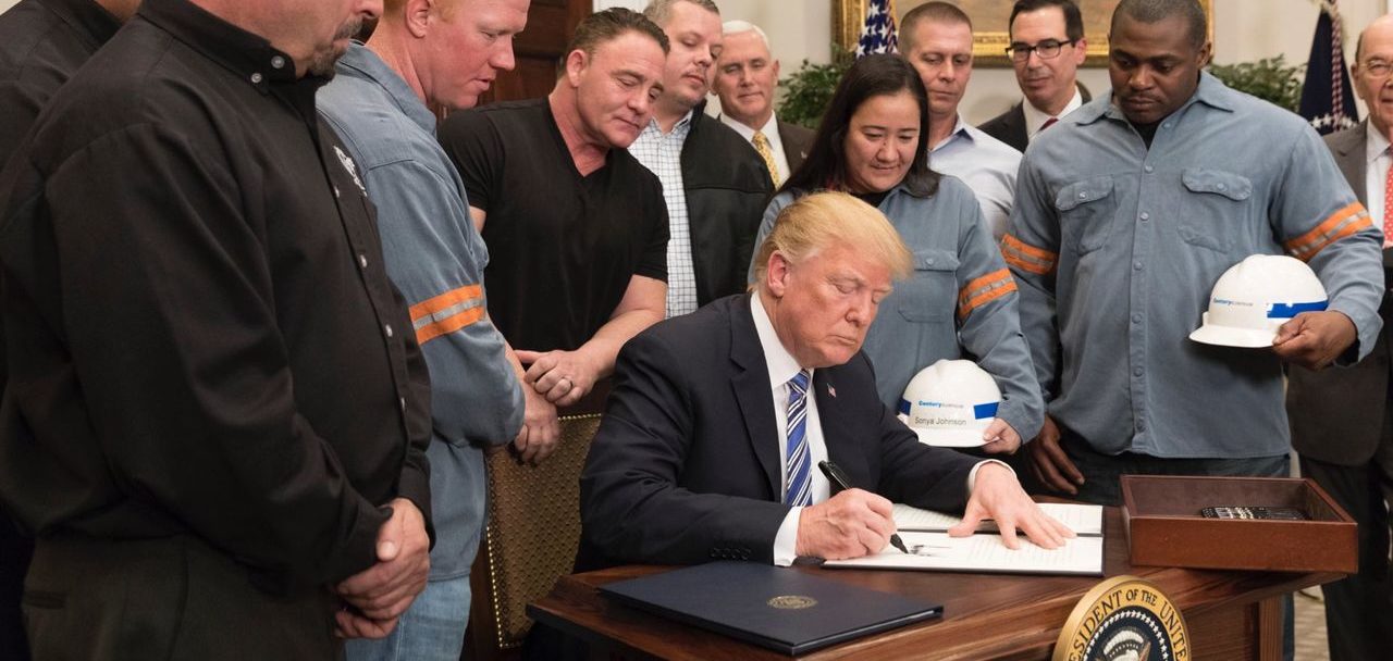 Donald Trump rétablit les taxes douanières sur l'acier et l'aluminium