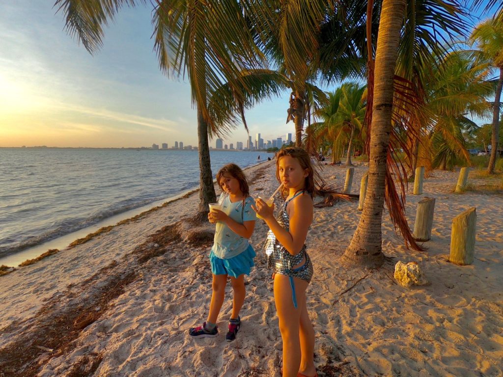 Coucher de Soleil à Hobie Island Beach Park, sur l'île de Virginia Key à Miami.