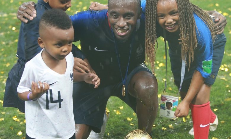 Blaise Matuidi avec ses enfants après la victoire de la Coupe du Monde 2018.