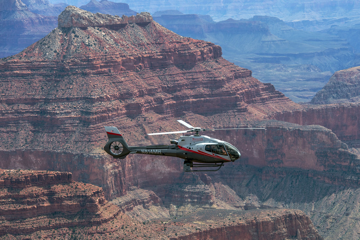 Visiter le Grand Canyon en hélicoptère.