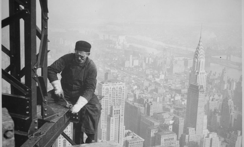Un ouvrier sur le chantier de l'Empire State Building.