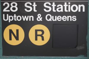 Panneau de station de métro indiquant les lignes qui y passent (ici les lignes jaunes N et R).