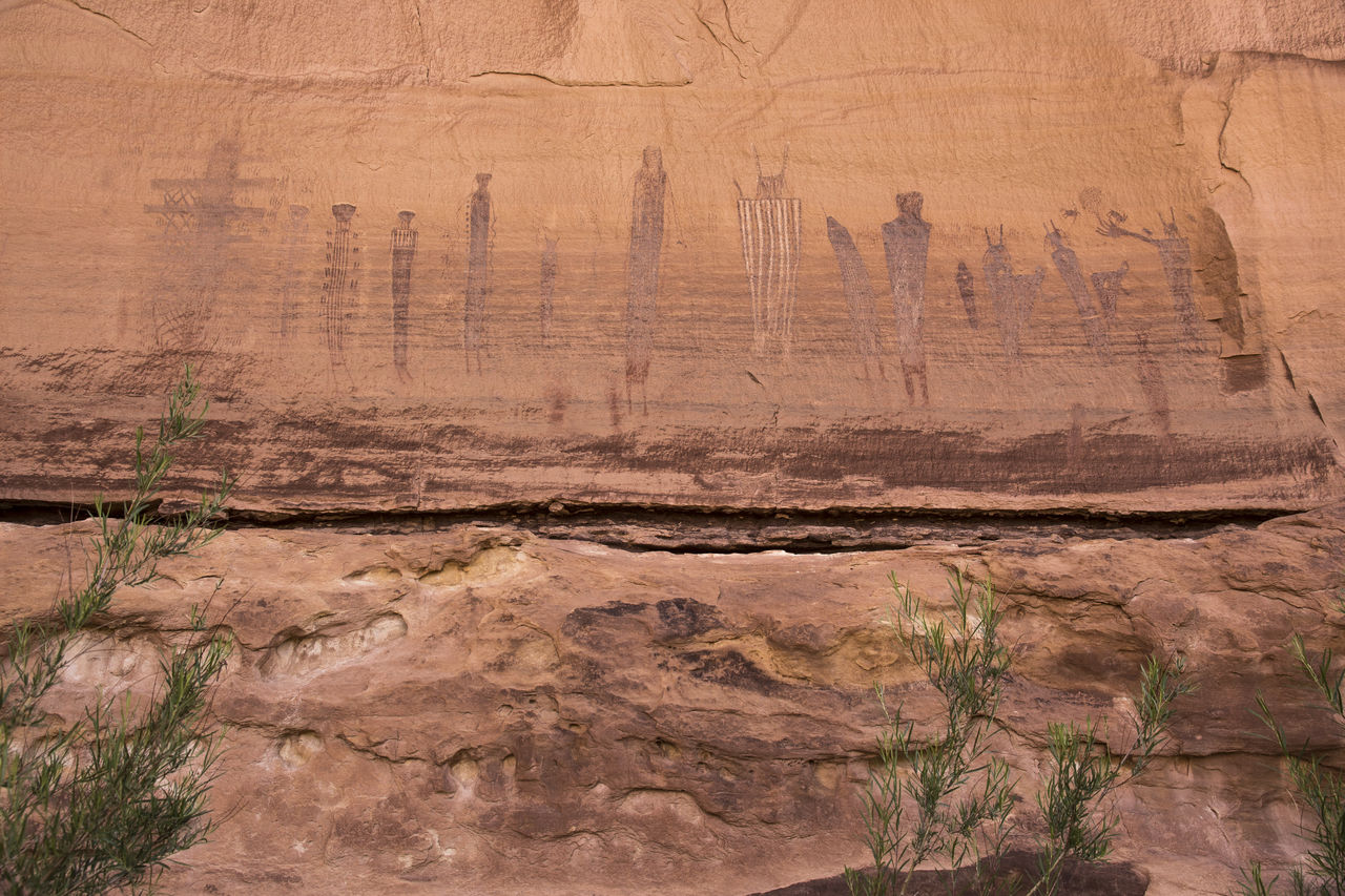 Ces pétroglyphes nommés "Harvest Scene" (scène de récoltes) sont dans le district The Maze de Canyonlands, et donc difficilement accessibles.