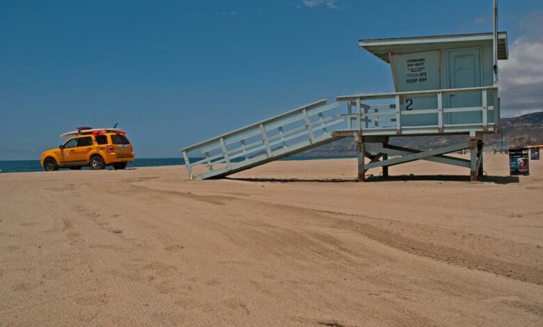 lifeguard tower on brown sand
