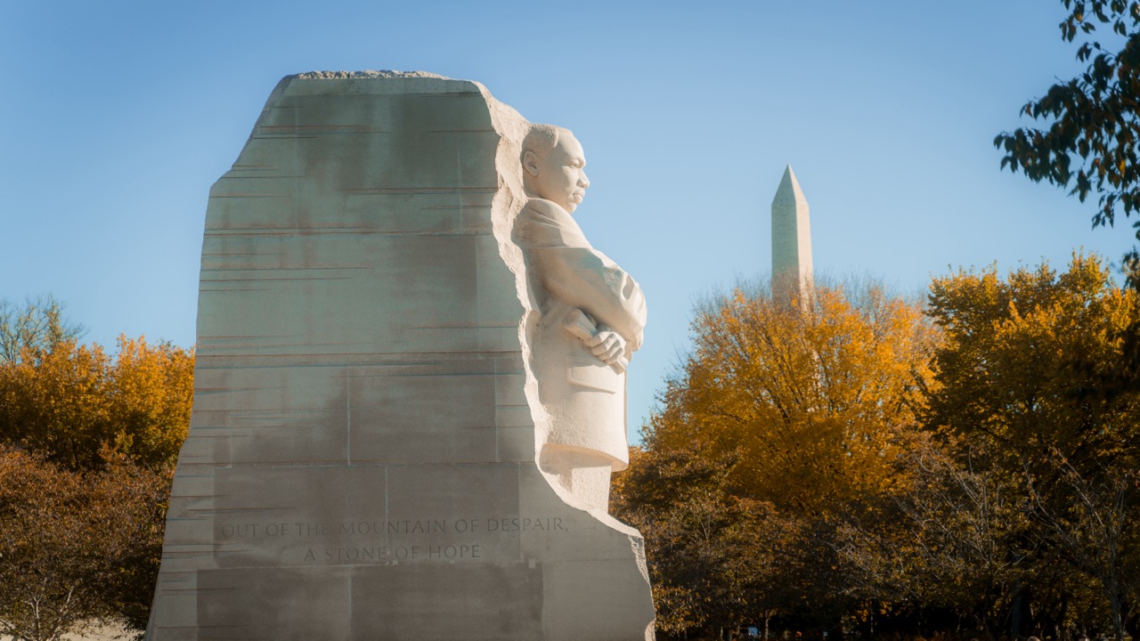 Le Washington Monument en arrière plan du mémorial pour Martin Luther King Jr.