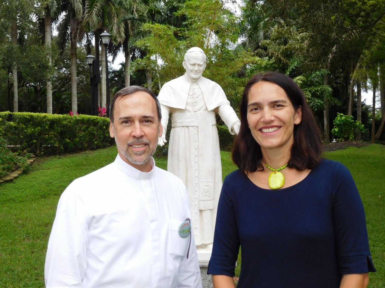 Père Alejandro Rodriguez Artola et Marie-Patricia Sanson