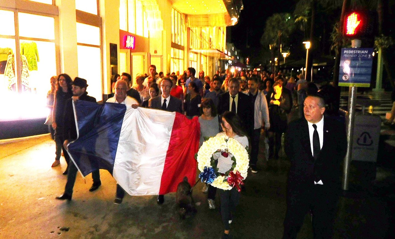 Manifestation sur Lincoln Road à Miami Beach en solidarité avec les victimes des attentats terroristes de Paris.