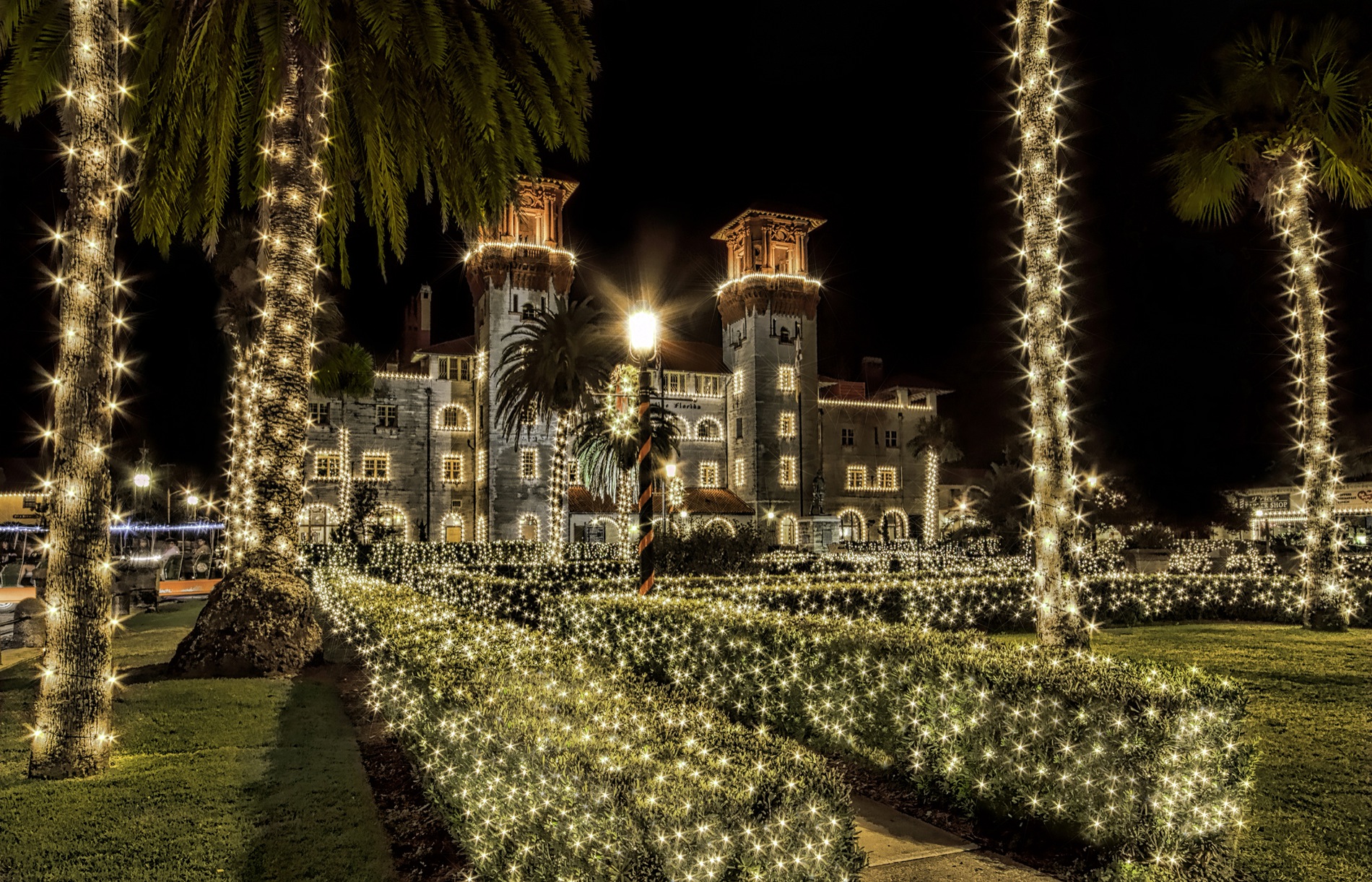 Le Musée Lightner est spectaculairement décoré chaque hiver pour les nuits de lumières.