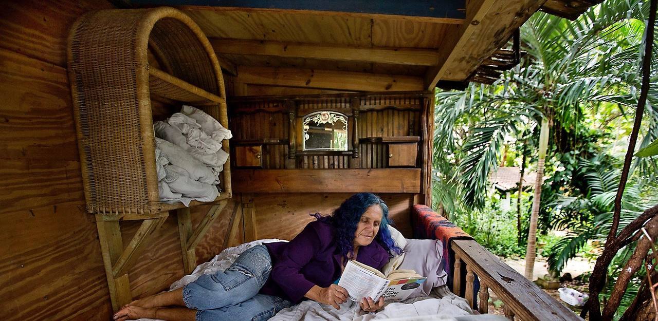 Shawnee Chasser dans sa cabane dans un arbre de Miami