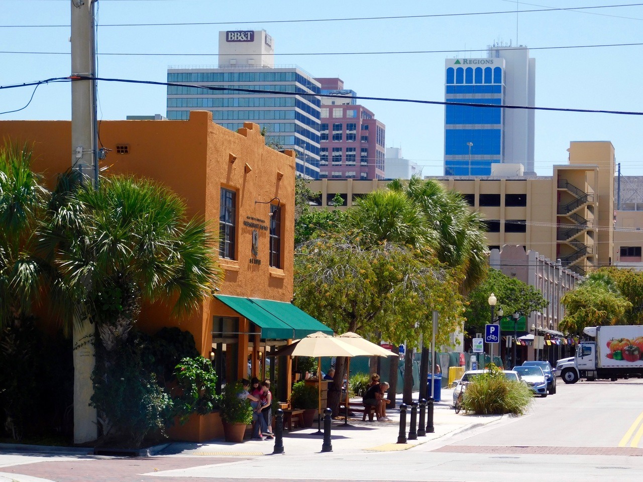 La SW 2nd St de Fort Lauderdale avec ses cafés et restaurants