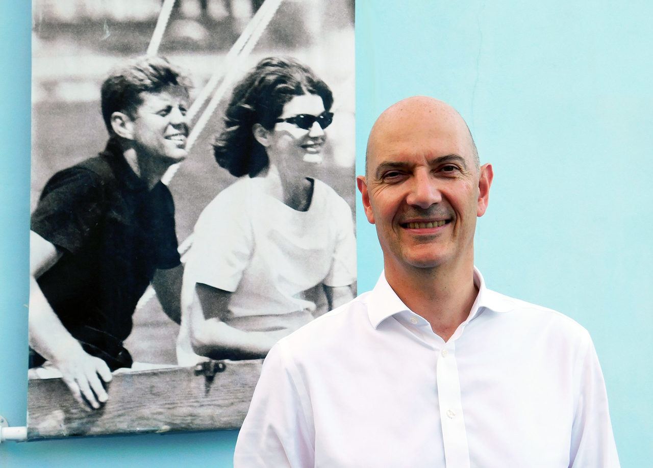 Roland Lescure à Palm Beach en Floride, devant un portrait de John et Jackie Kennedy