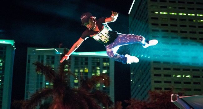 Le rappeur Lil Uzi Vert saute dans la foule à Miami