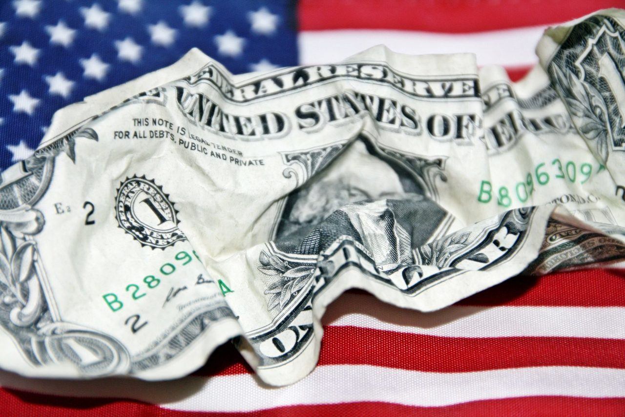 Dollars et drapeaux américains et f