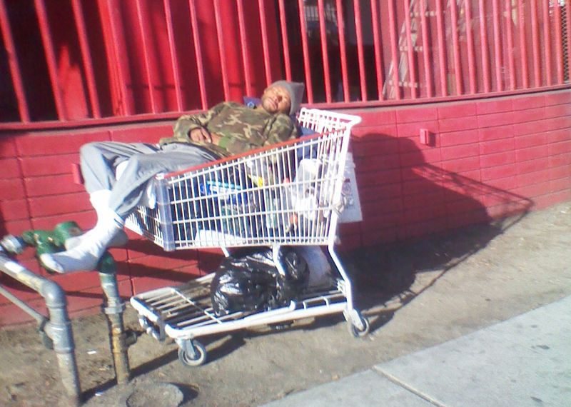 Sans-abris dormant dans la rue du quartier de Skid Row à Los Angeles