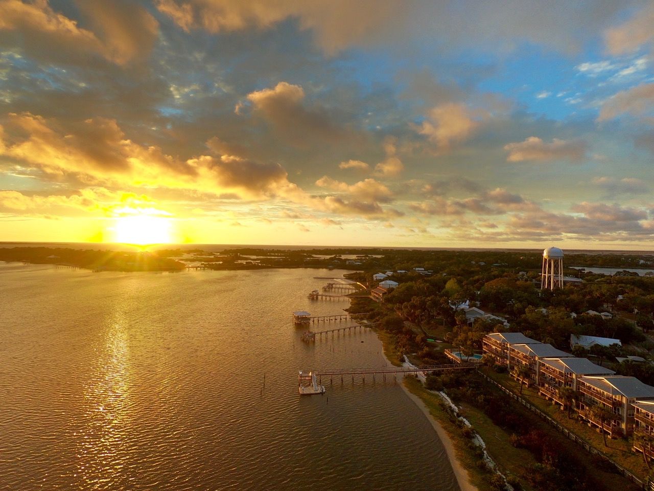 Coucher de soleil sur l'Île de Cedar Key, en Floride.