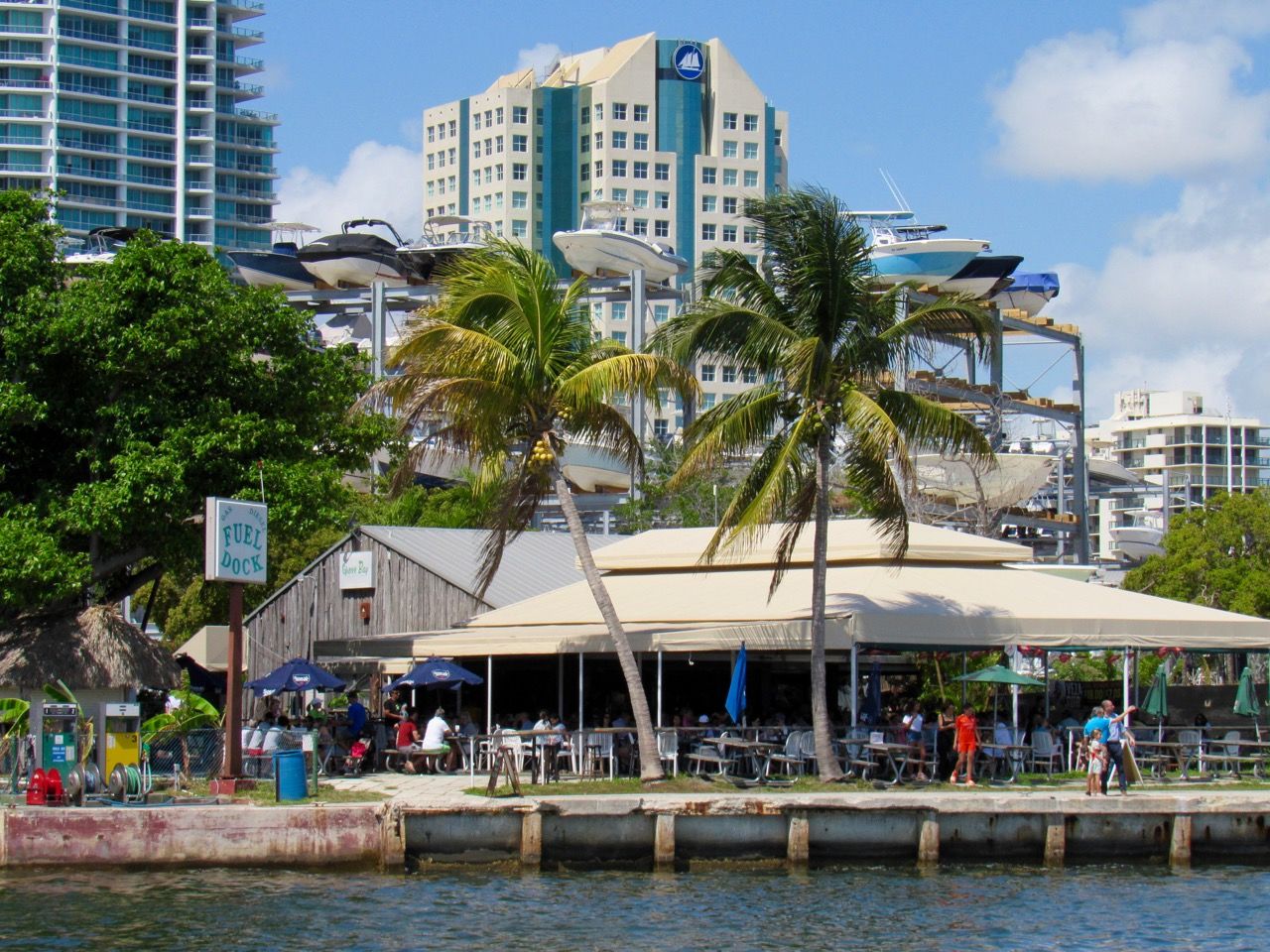 Le restaurant-grill de la Grove Key Marina est à côté de l'hôtel de ville de Miami