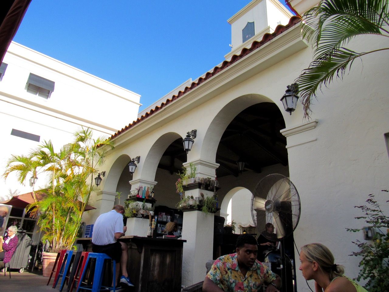 Librairie et restaurant Books & Books à Miracle Mile, l'artère centrale de Coral Gables, à Miami