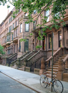 Des Brownstones dans le quartier de Harlem à New-York City 