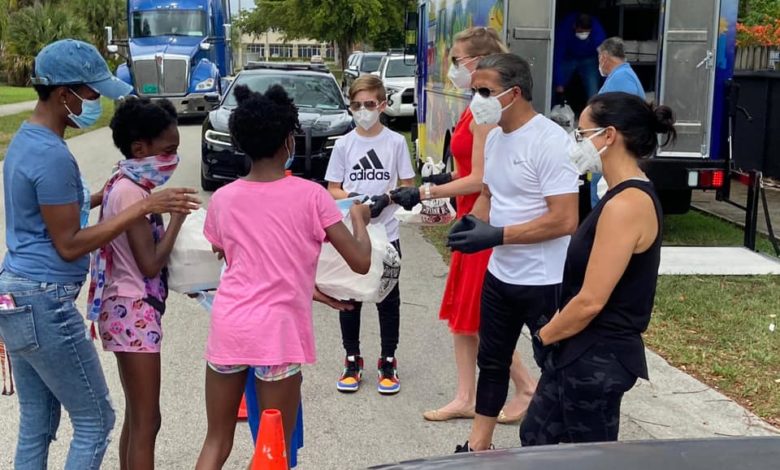 Distribution de nourriture par Alberto Carvalho et ses équipes à Miami.
