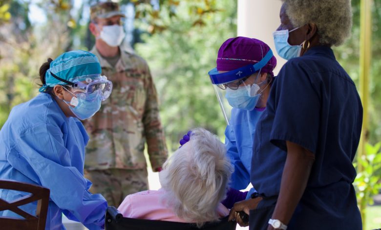Des infirmières pratiquant des tests dans une maison de petite de Floride le 1er mai dernier aidées par les Florida National Guards