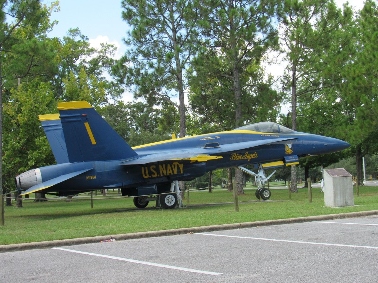 Un avion de la patrouille Blue Angel à l'entrée de la base aérienne