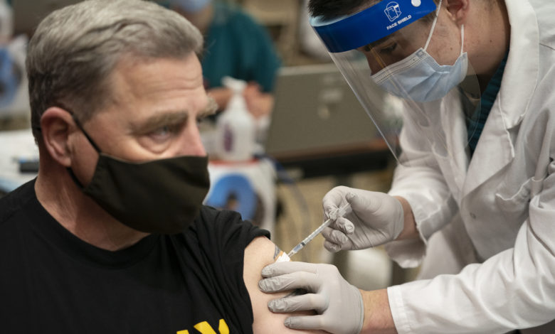 Vaccination du général Mark A. Milley, chef d'Etat-major des armées américaines au Military Medical Center, Bethesda, Md., Dec. 21, 2020.