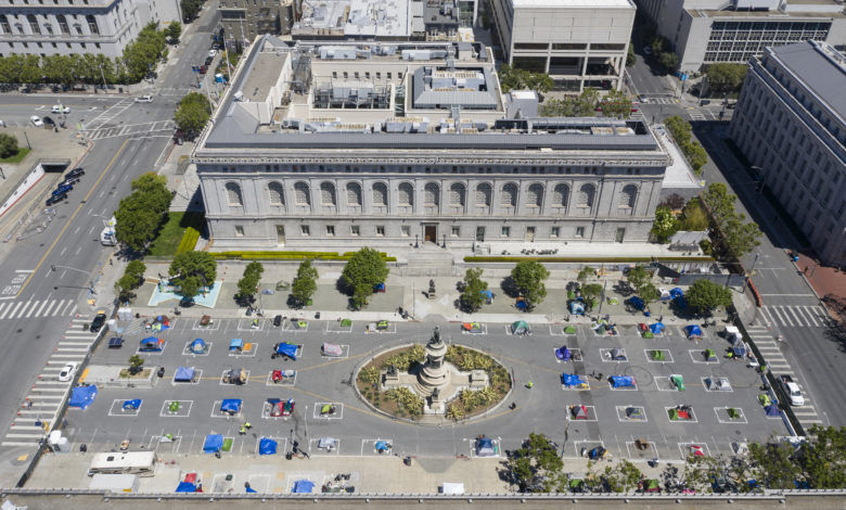 Camp de tentes respectant la distanciation sociale et la quarantaine (!) en mai 2020 derrière l'hôtel de ville de San Francisco.