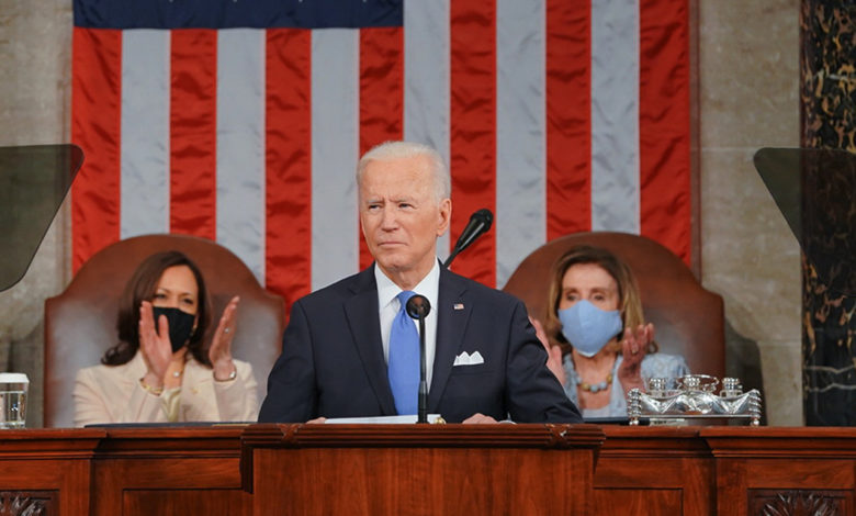 Le président Joe Biden entouré de la vice-présidente Kamala Harris et de la “Speaker of the House”, Nancy Pelosi.