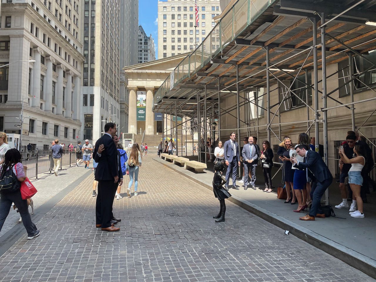 Depuis 2018, la statue de "la petite fille sans peur" (par l'artiste Kristen Visbal) fait face au NYSE et à ses courtiers !