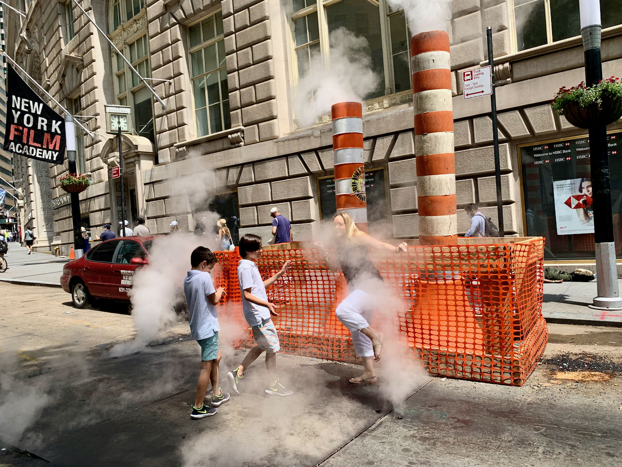 Enfants jouant dans les fameuses fumées s'échappant des rues new-yorkaises !