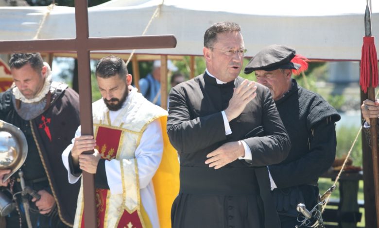 Bénédiction par l'abbé Marc Vernoy durant Founder's Day 2021 à St Augustine