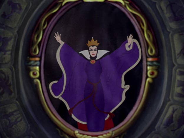 "Miroir mon beau miroir" : la méchante reine, aussi, se laissait abuser par sa propre image (dans Blanche Neige de Disney)