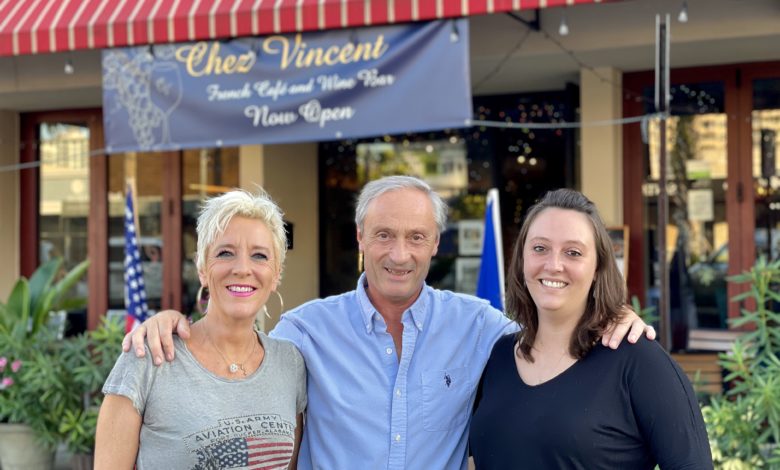 Claire, Vincent et Nastasia Maurin de "Chez Vincent Wine Bar", un bar à vin et café français à Fort Lauderdale