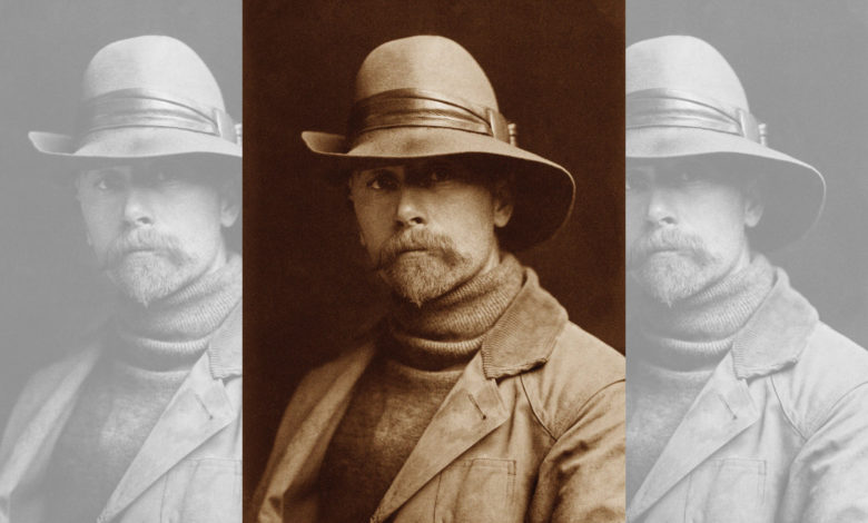 Autoportrait d'Edward Sheriff Curtis publié en 1910 ou un peu plus tôt. Domaine public.