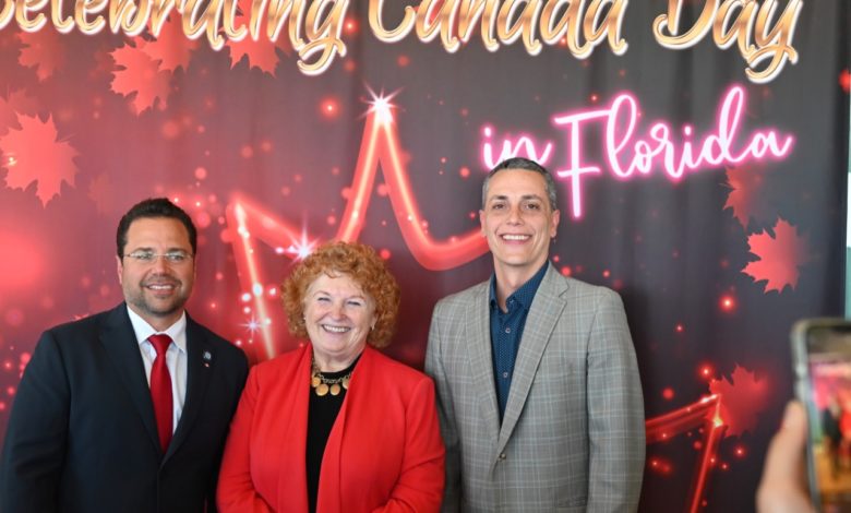 Susan Harper (console générale du Canada) entourée de Josh Levy (maire de Hollywood) et de Ben Sorensen (maire adjoint de Fort Lauderdale) lors de la fête du Canada Day 2022 à Fort Lauderdale en Floride.