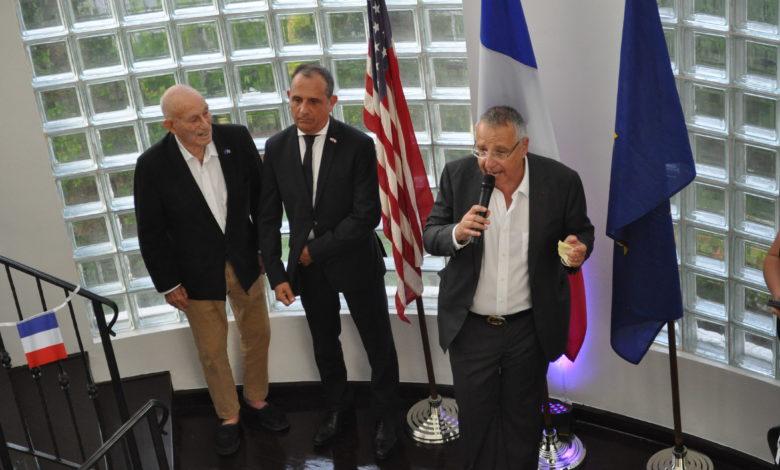 Harold Terrens (vétéran), Vincent Floreani (Consul de France) et Paul Bensabat (Maison de la France) lors du 14 juillet 2022 organisé par le consul à Miami.