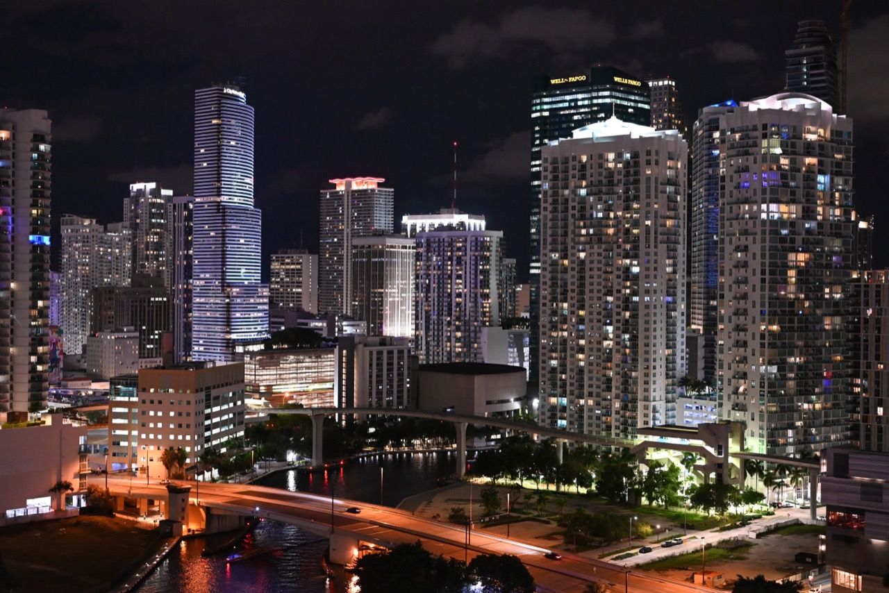La Miami River sépare Downtown (à gauche) de Brickell (à droite)