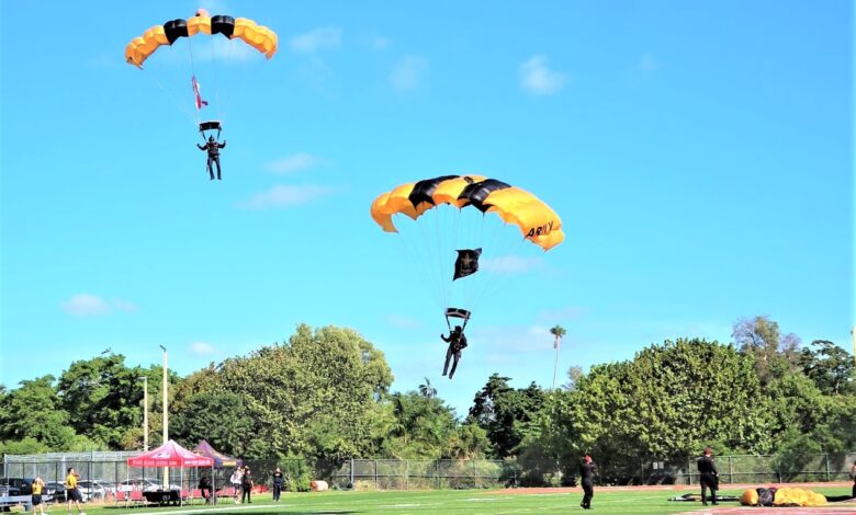 Memorial Day à Miami : les parachutistes d'élite "Golden Knights" prêts pour le Miami Beach Hyundai Air & Sea Show !
