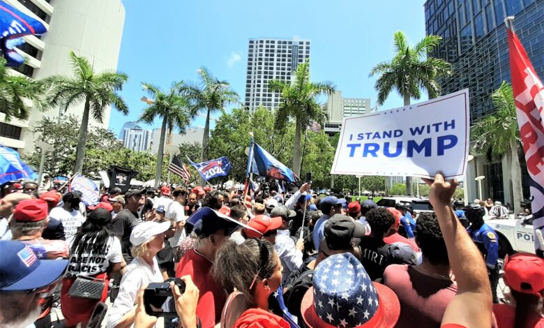 Manifestation des pro et anti-Trump devant le tribunal de Miami.