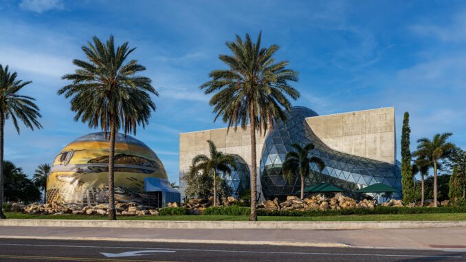 Le Dali Dome est sur la gauche.