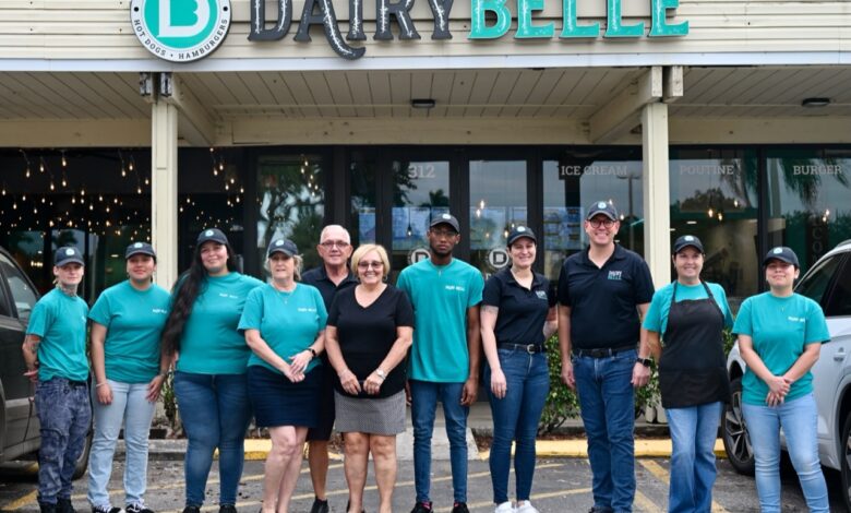 Une partie de l'équipe de Dairy Belle Ice Cream à Dania Beach