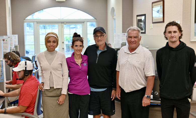 Marie Josée Goulet n'était pas là quand on a pris la photo à Canam Golf, mais le CEO Charles Bourque est ici (avec chemise blanche) au milieu de son équipe.